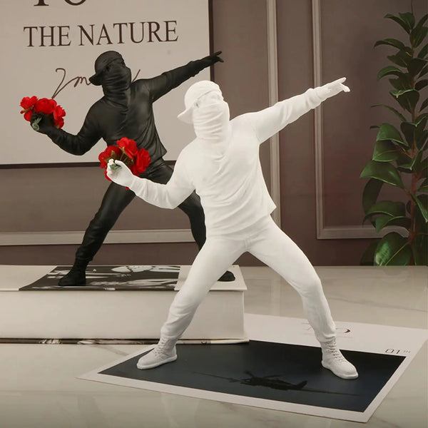 Escultura de Resina “Menino Lançador de Flores” – Arte Moderna para Mesa e Decoração Criativa