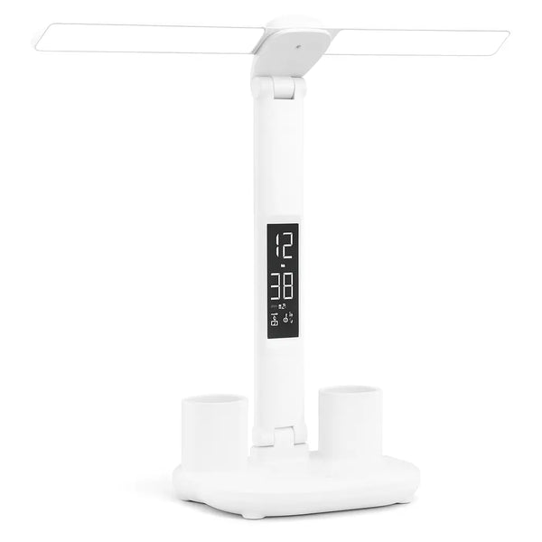 Candeeiro de Mesa LED com Relógio exibindo seu design de duas cabeças e formato dobrável, ideal para proporcionar iluminação suave e proteger os olhos durante leituras ou trabalhos prolongados.