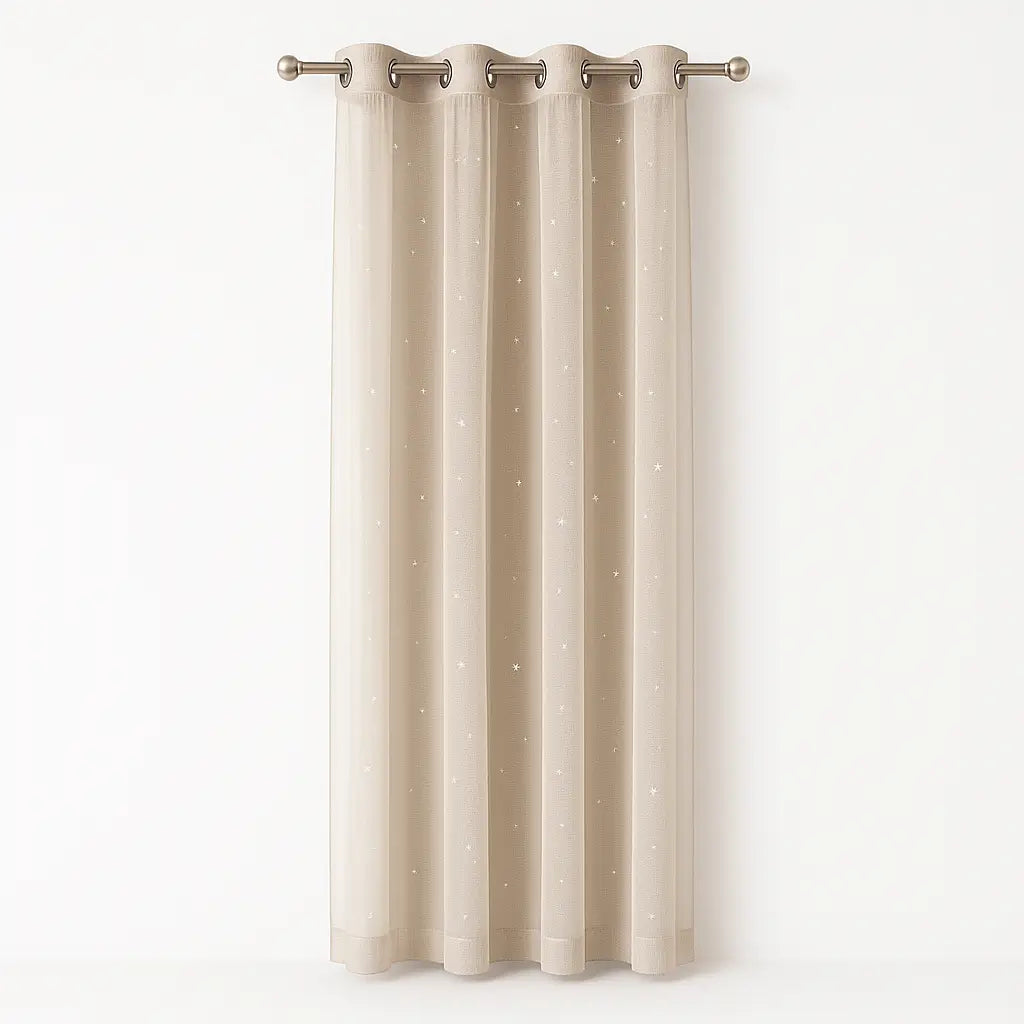 Detalhe dos ilhós metálicos da cortina de camadas duplas, facilitando a instalação.