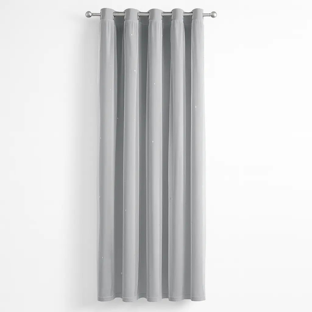 Camadas da cortina dobradas, mostrando o contraste entre o tecido leve e o blackout.