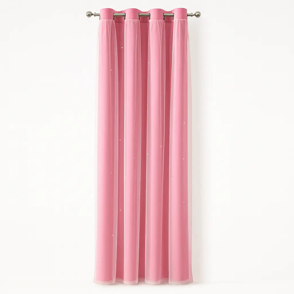 Camadas da cortina abertas, permitindo a entrada total de luz natural no ambiente.