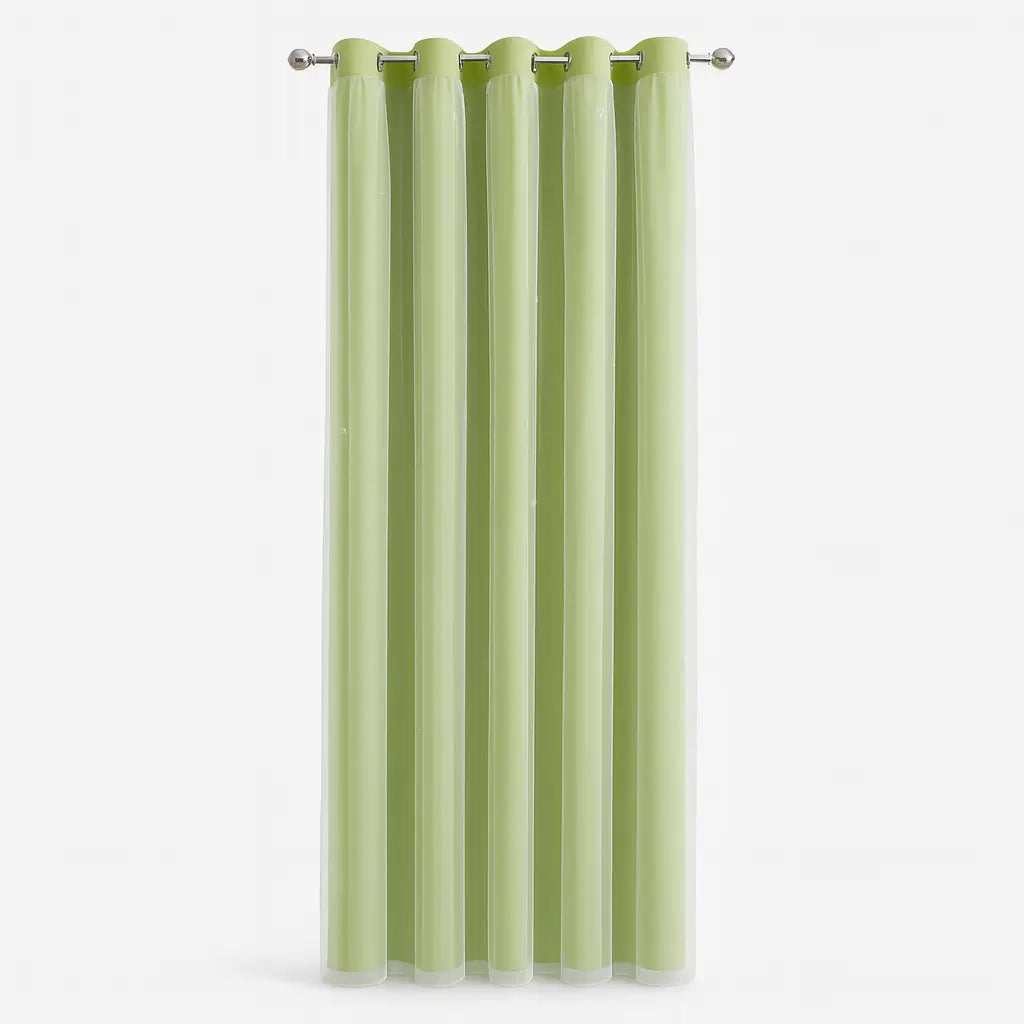 Ambiente elegante decorado com cortinas de camadas duplas, destacando sua versatilidade.