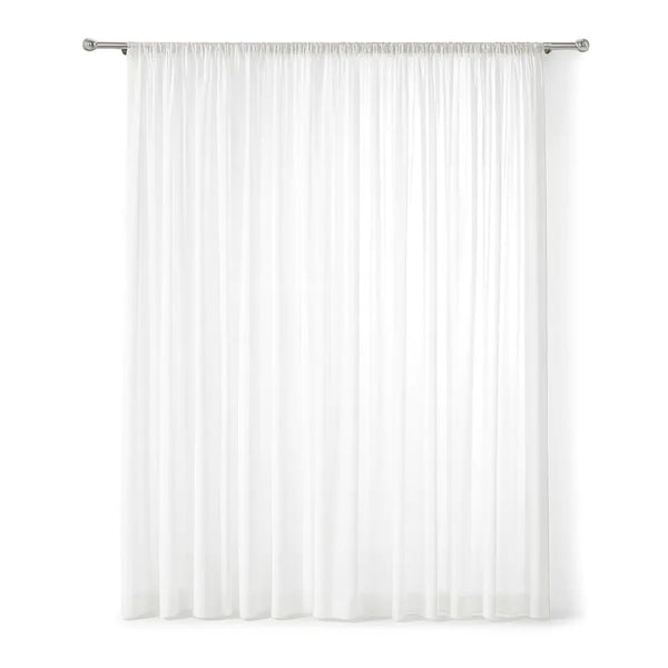 Cortina de tule voile em um quarto, adicionando charme e ao espaço.
