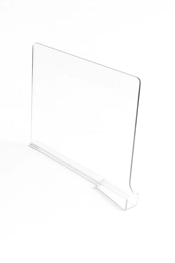 Divisor de prateleira transparente — packshot 45° frontal, fundo branco puro, sombra realista suave; material acrílico