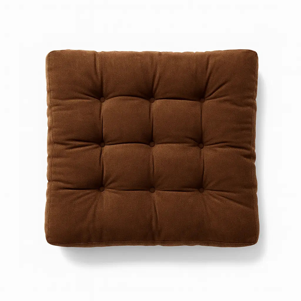 Almofada de Veludo Quadrada para Piso na cor café, combinando com diversos estilos de decoração.