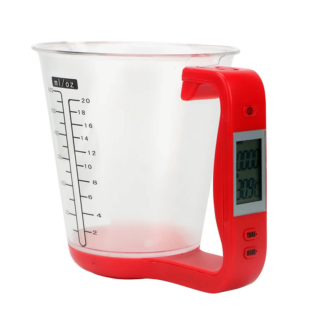opo de medição digital sendo usado para pesar e medir líquidos e sólidos na cozinha.