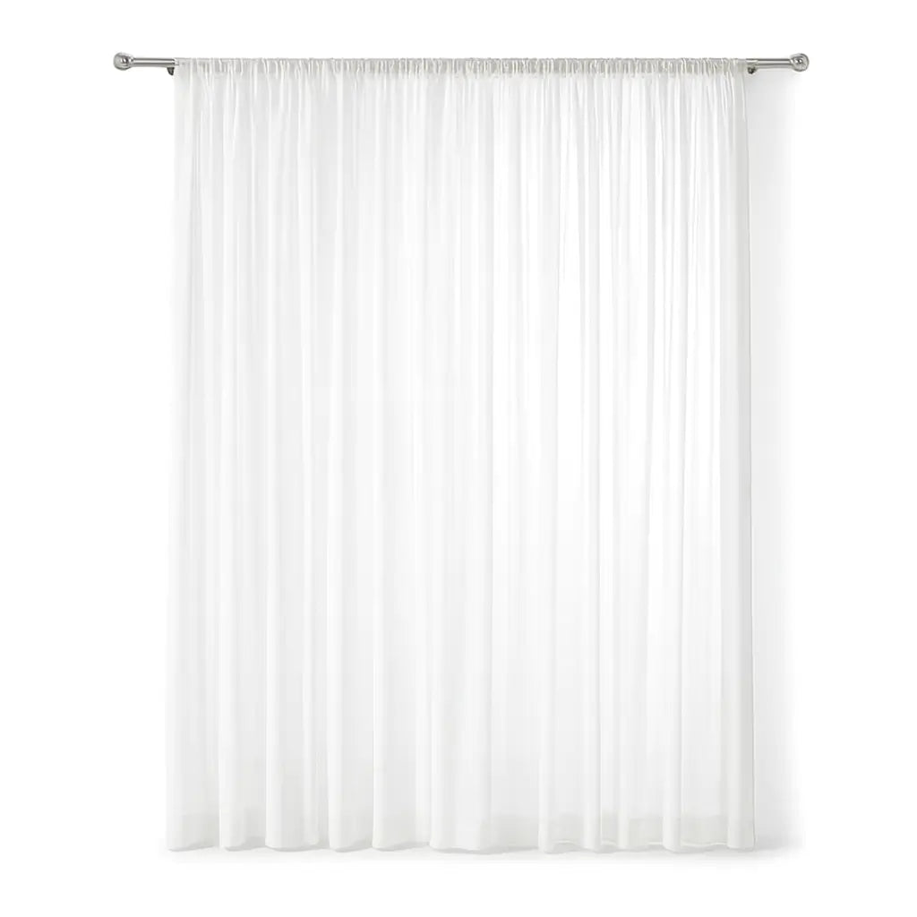 Cortina de tule voile em um quarto, adicionando charme e ao espaço.