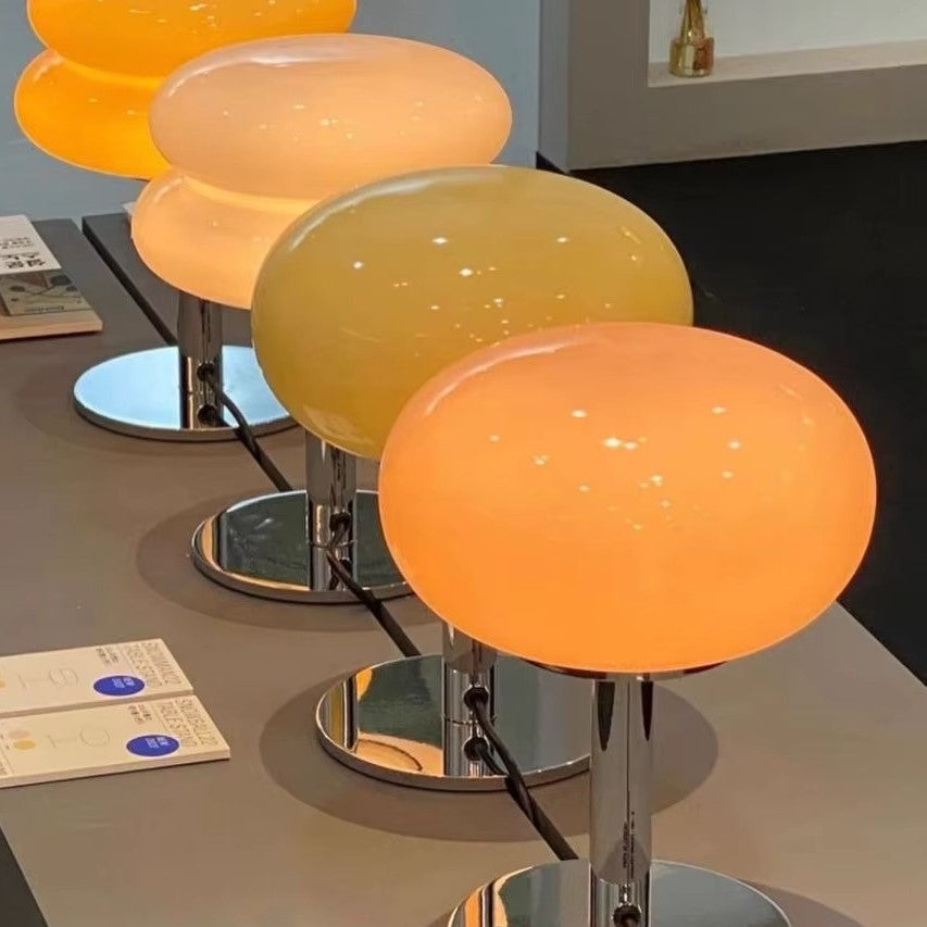 Iluminação em luz branca do Abajur Retro Bauhaus, ideal para leitura e ambientes modernos.