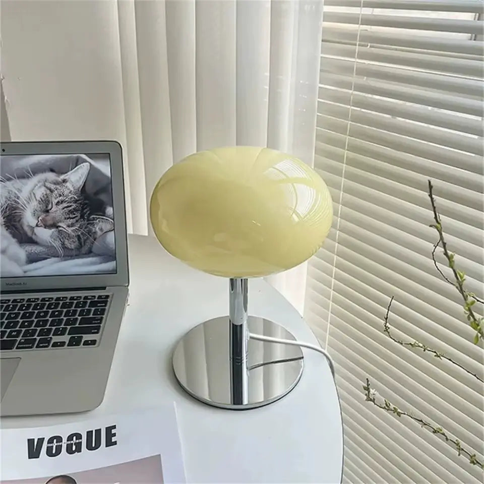 Abajur Bauhaus aceso na configuração de luz morna, criando um ambiente aconchegante e relaxante.