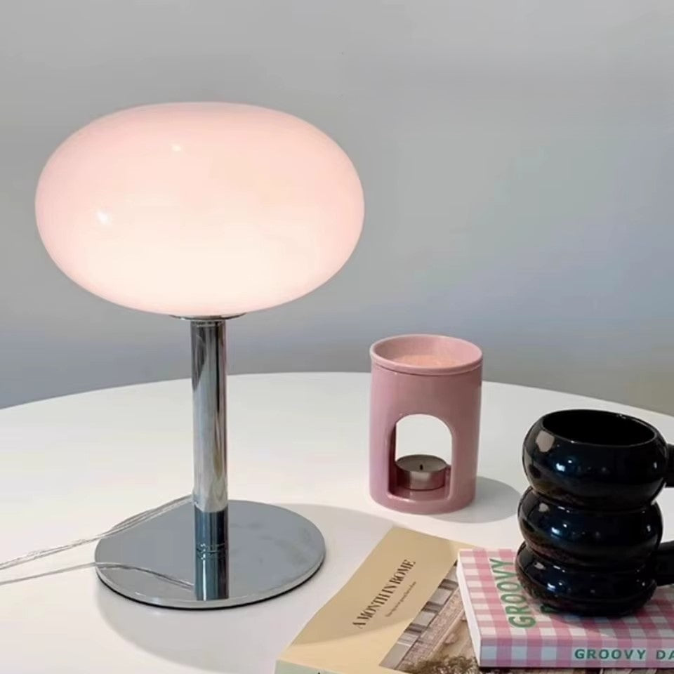 O Abajur Retro Bauhaus emitindo luz natureza, equilibrando sofisticação e conforto visual.