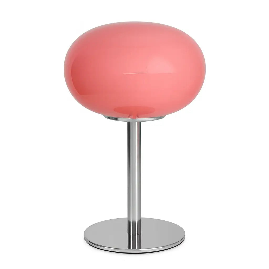 Abajur Retro Bauhaus posicionado ao lado da cama, proporcionando uma iluminação suave e elegante.
