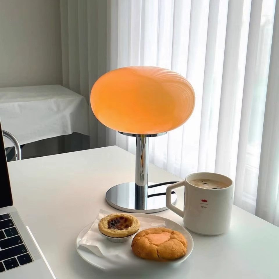 Abajur Retro Bauhaus de Vidro em ambiente moderno, destacando seu design elegante e iluminação sofisticada.