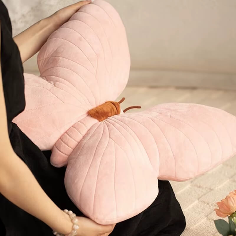 Sofá decorado com a Almofada em Veludo - Formato Borboleta, unindo conforto e estilo.