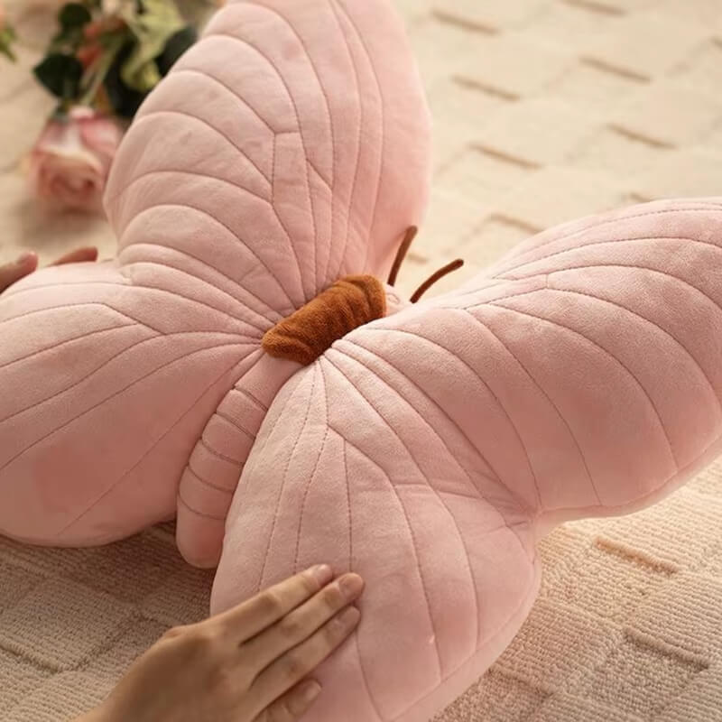 Almofada Decorativa em Veludo - Formato Borboleta na cor rosa, perfeita para adicionar charme e delicadeza ao ambiente.