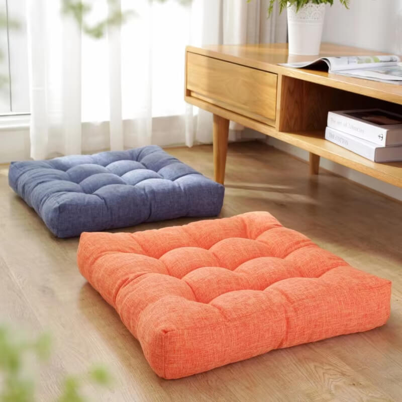 Ambiente aconchegante com Almofada Quadrada Multifuncional decorando a cama com elegância.