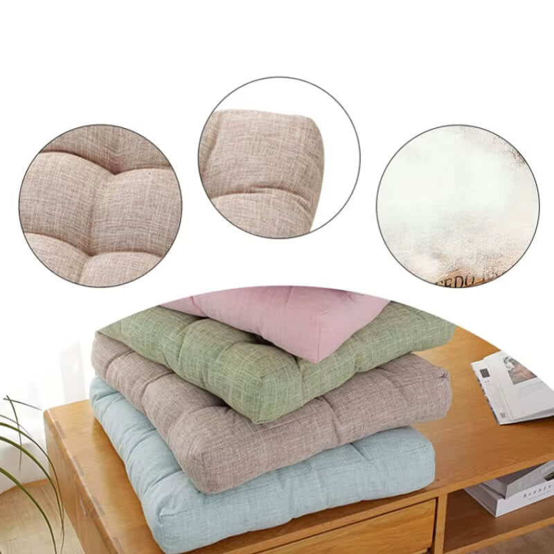 Poltrona decorada com a Almofada Quadrada Multifuncional, trazendo conforto ao cantinho de leitura.
