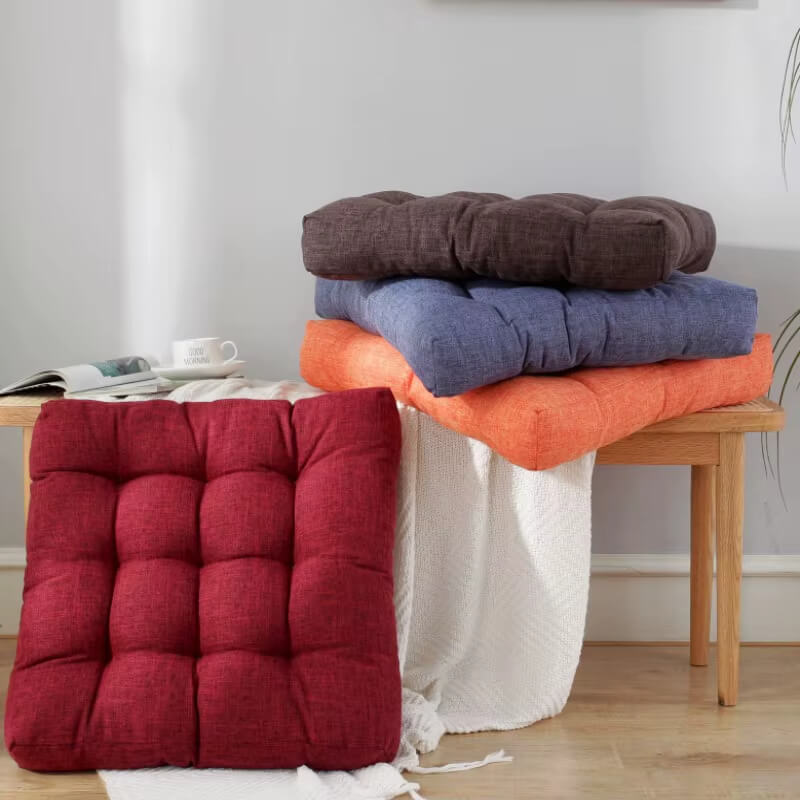 Sofá decorado com Almofada Quadrada Multifuncional, promovendo conforto e charme ao espaço.