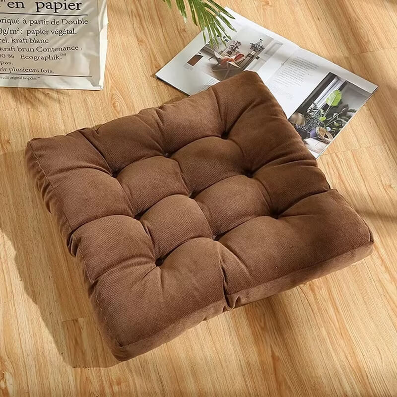 Almofada de Veludo Quadrada para Piso na cor café, combinando com diversos estilos de decoração.