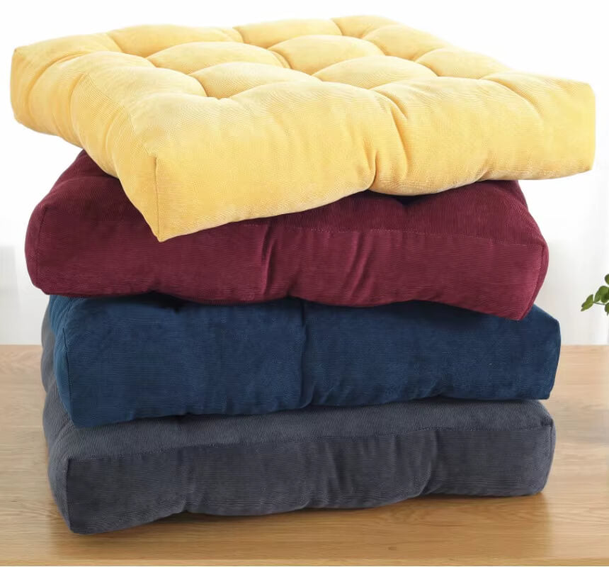 Pilha de Almofadas de Veludo Quadradas para Piso em diferentes cores, mostrando opções versáteis.