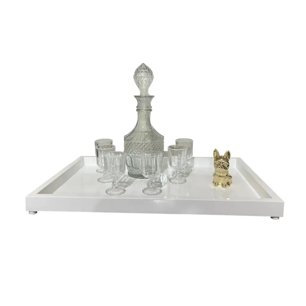  Bandeja decorativa em madeira laqueada 50x30 cm sobre mesa, ideal para organizar objetos com sofisticação.