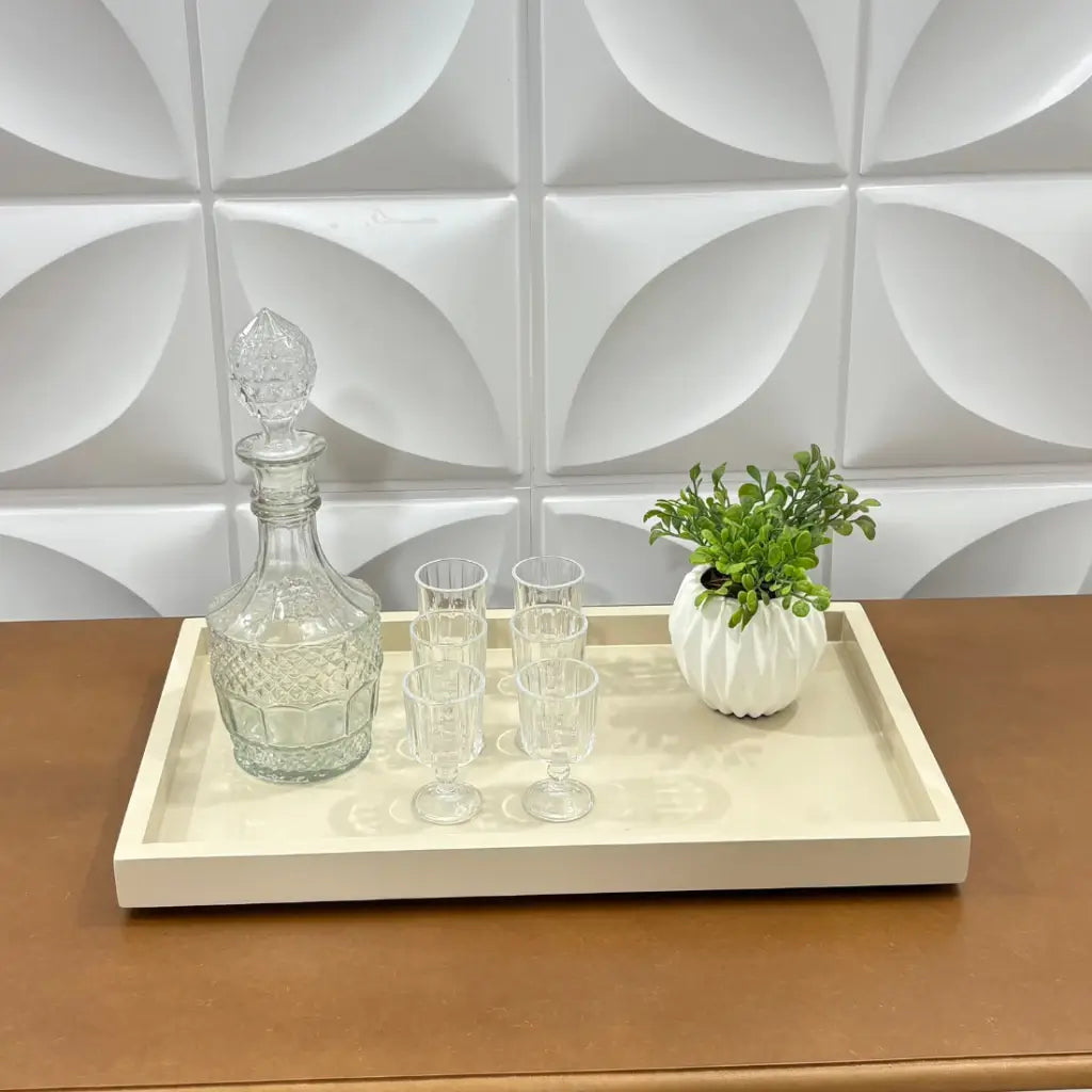Bandeja decorativa de madeira laqueada 50x30 cm compondo ambiente clean com organização e presença elegante.