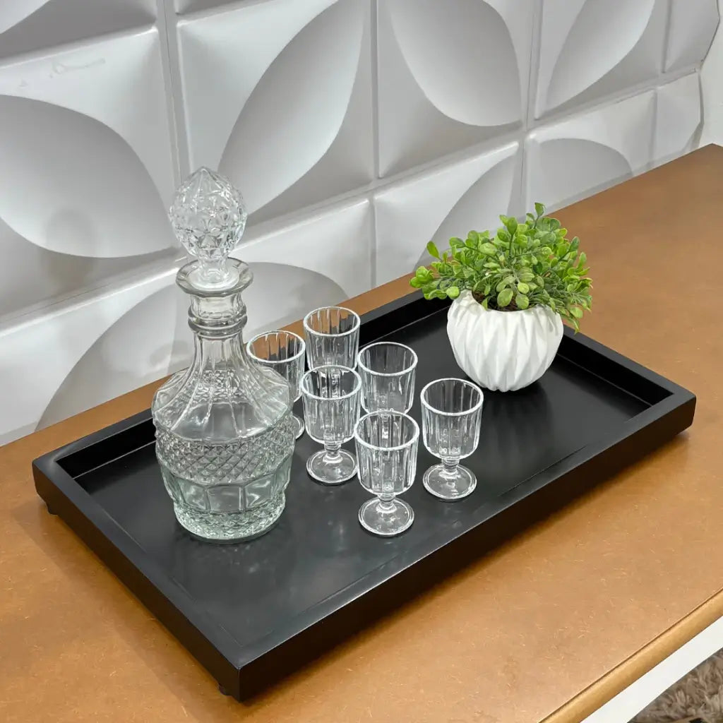 Bandeja decorativa de madeira laqueada com tamanho amplo para composições mais completas e sofisticadas.