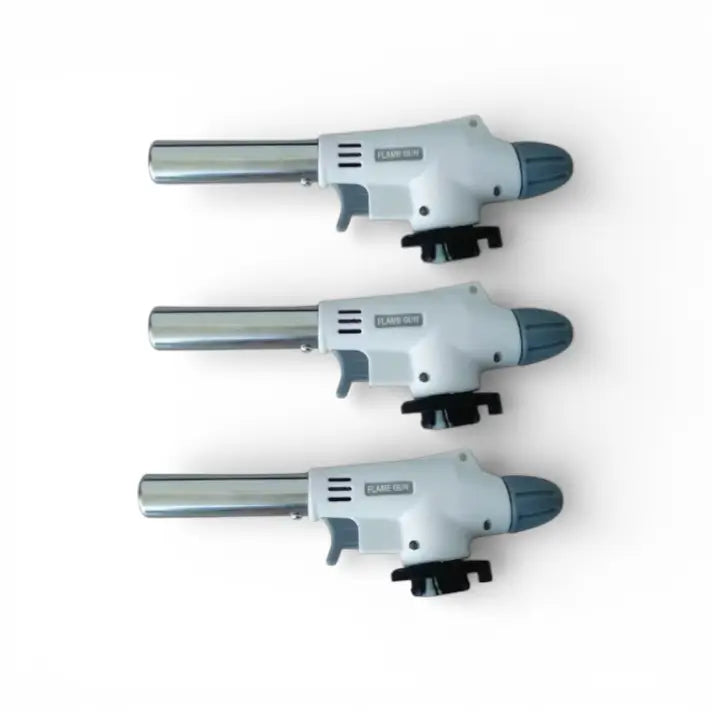 Detalhe do botão de ignição automática e base de encaixe para refil de gás butano do maçarico culinário