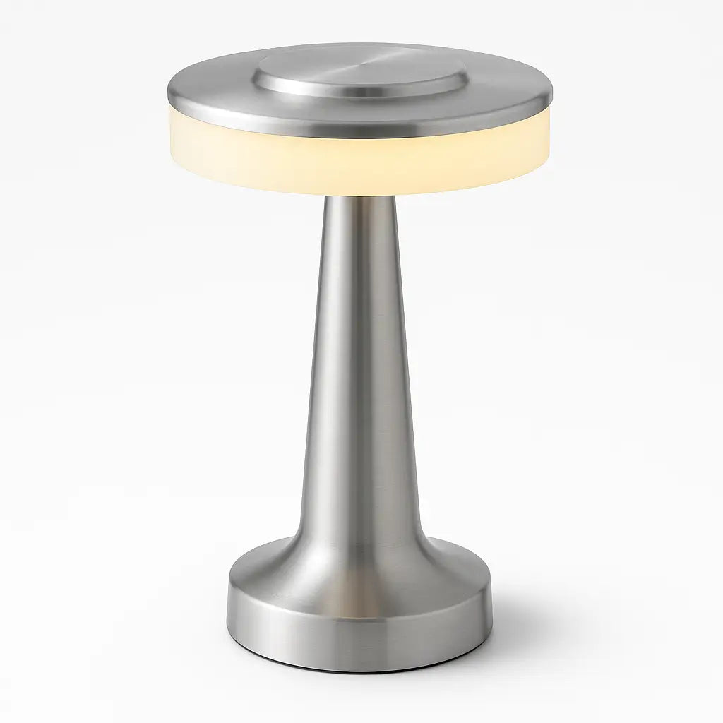 Candeeiro Retro USB LED em funcionamento, proporcionando iluminação suave e personalizável para ambientes como bares, quartos e acampamentos.