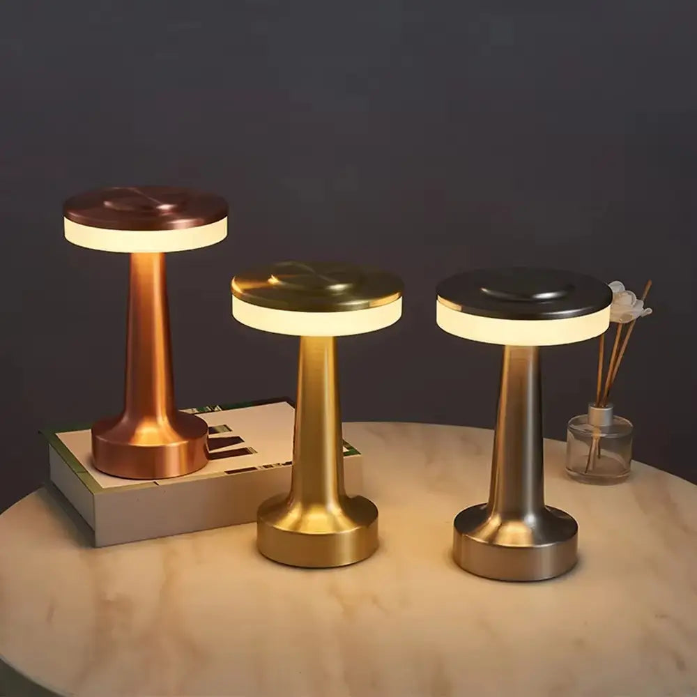 Candeeiro Retro USB LED exibido em um ambiente com estilo vintage, combinando charme retrô e tecnologia moderna para criar uma atmosfera acolhedora.