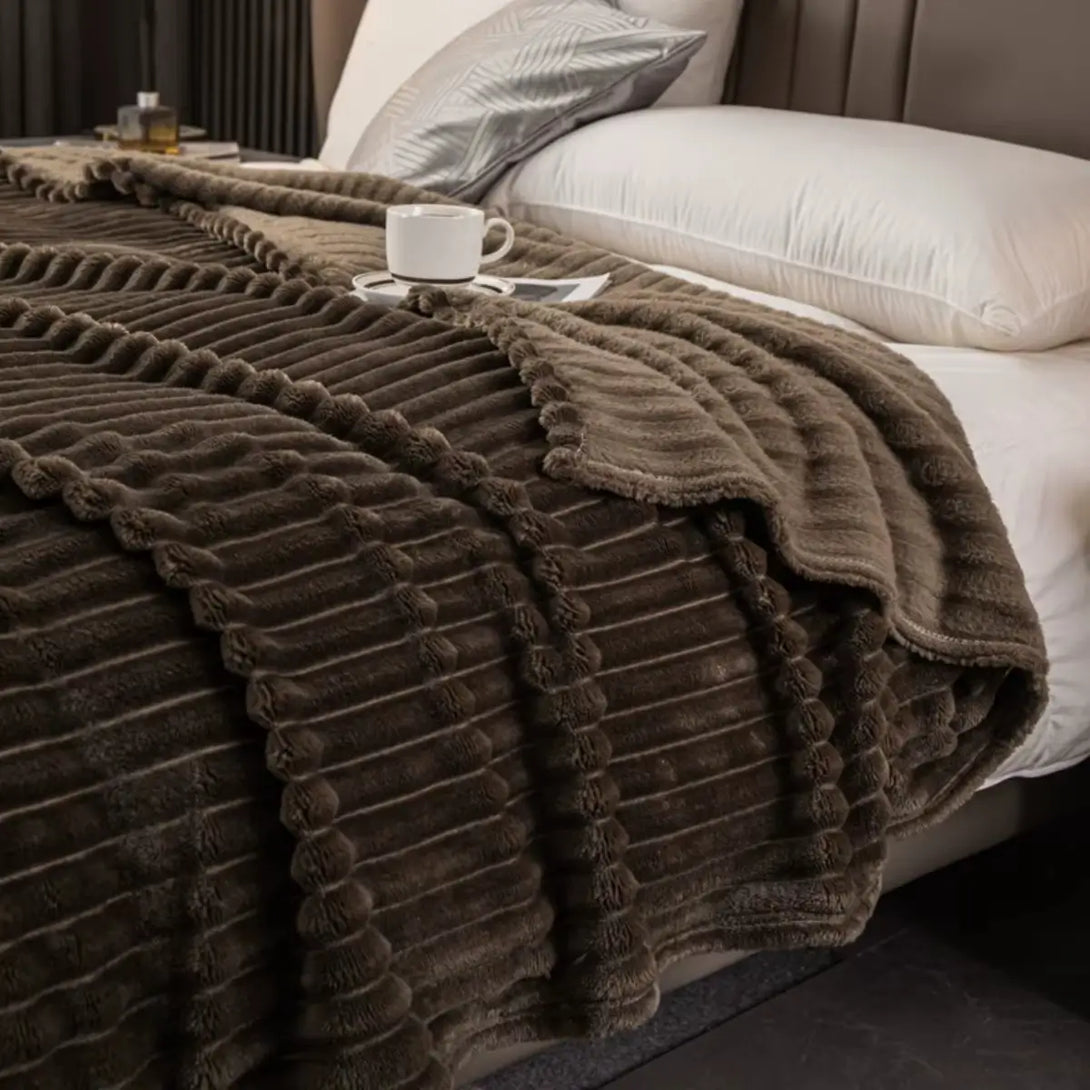 Cobertor de flanela listrada com um design moderno e elegante.