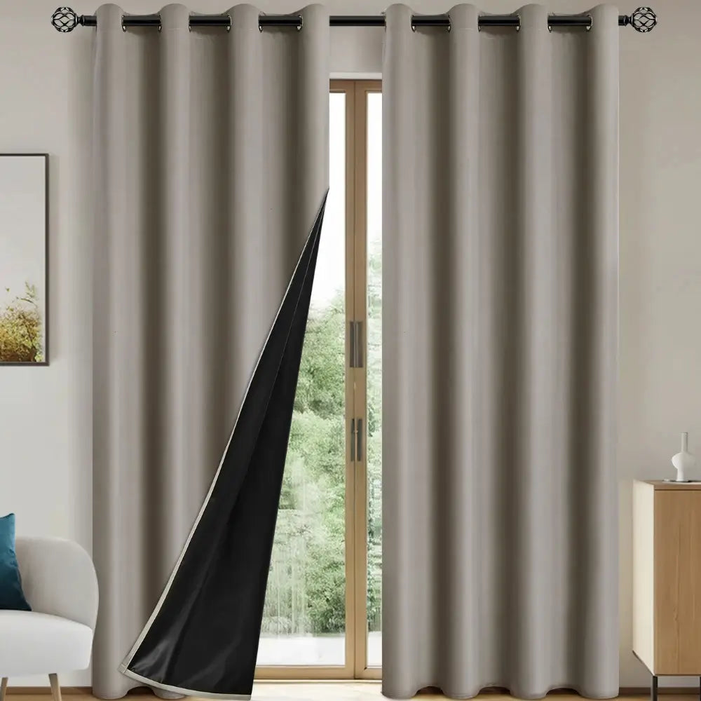 Detalhe do acabamento com ilhós da cortina blackout, ideal para varões modernos.