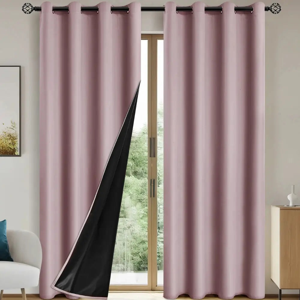 Design sofisticado da cortina blackout com ilhós, perfeito para complementar a decoração.