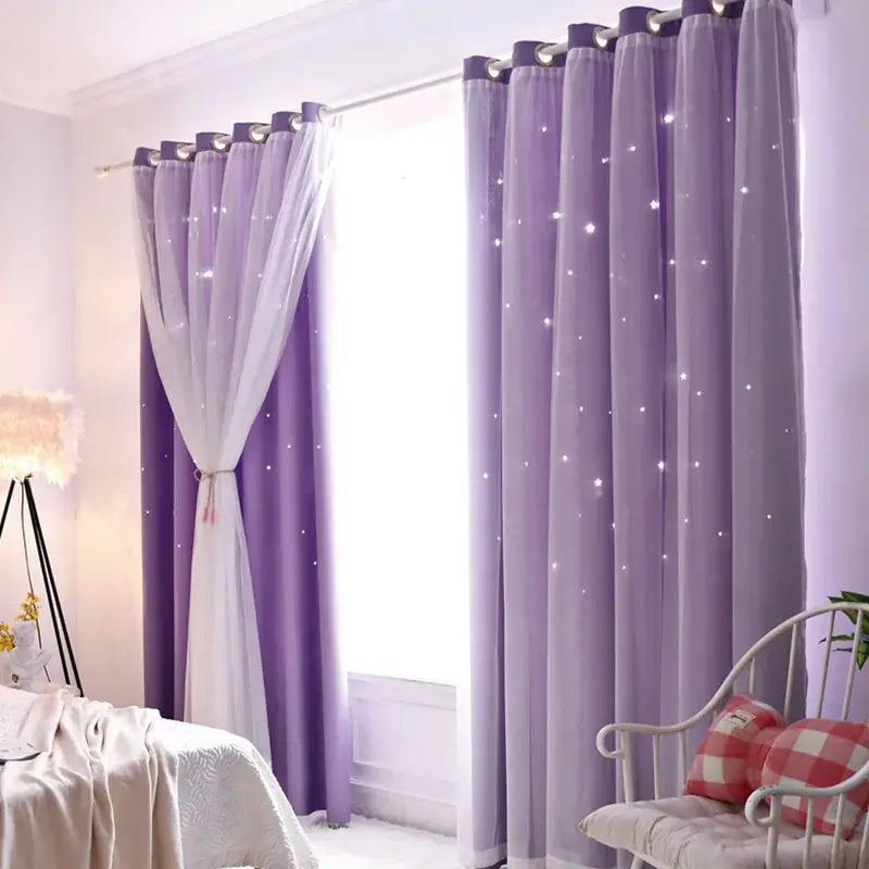 Cortina de camadas duplas combinada com móveis neutros em uma sala de estar.