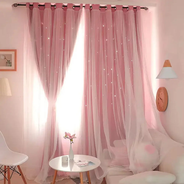 Cortina de camadas duplas decorando uma sala de estar, combinando funcionalidade e estilo.