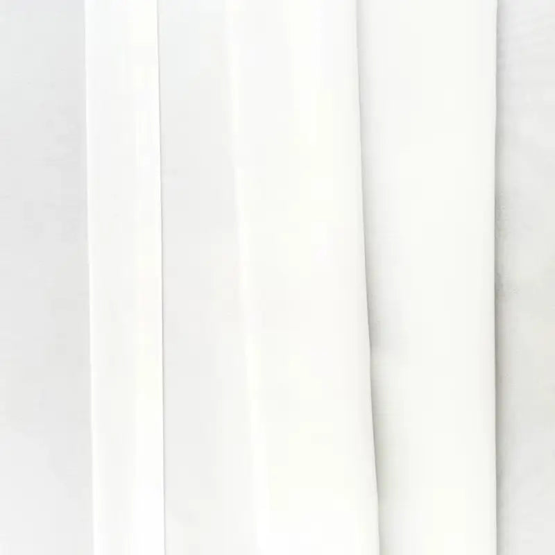 Vista ampla de um ambiente decorado com cortinas de tule voile, destacando sua elegância.