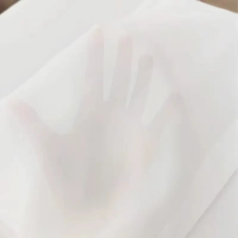 Cortina de tule voile iluminada por luz natural, criando um ambiente aconchegante e elegante.