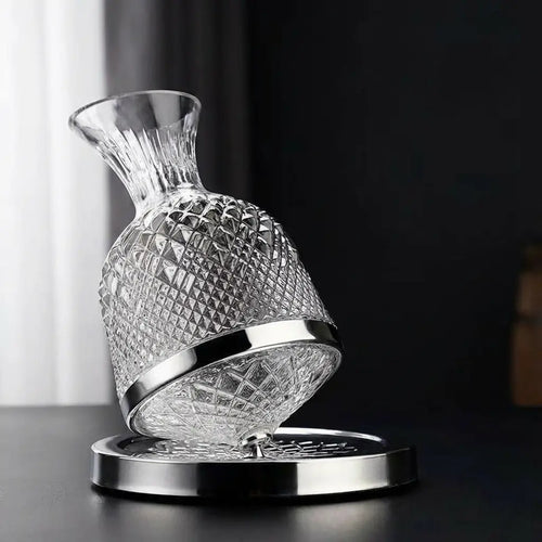 Close do bico inclinado anti-gotas do decantador rotativo 360 em cristal, destacando serviço limpo e preciso