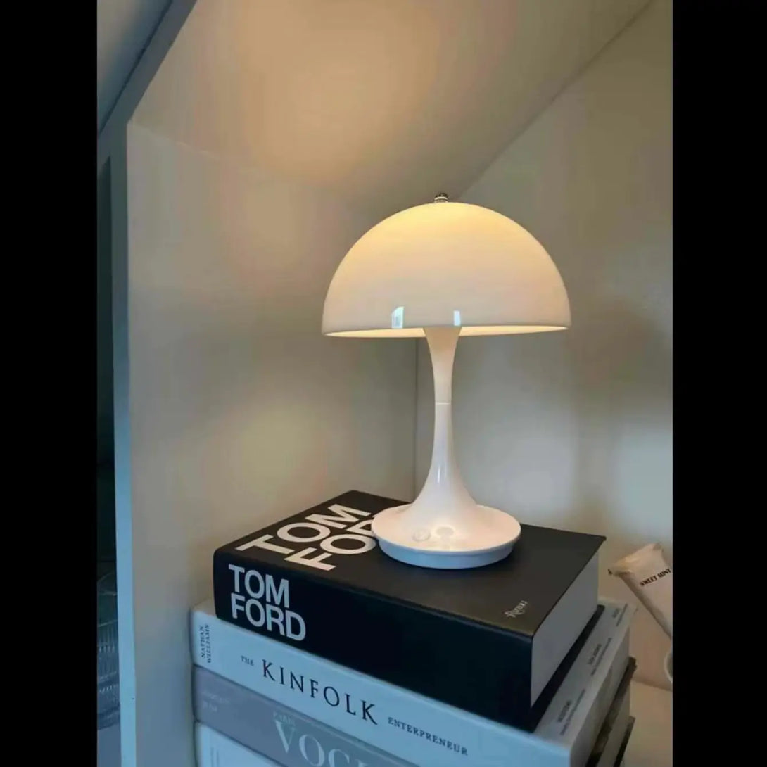 Decoração de cabeceira em formato de cogumelo com luz noturna recarregável e interruptor de toque, projetada para criar um ambiente acolhedor e relaxante no quarto.