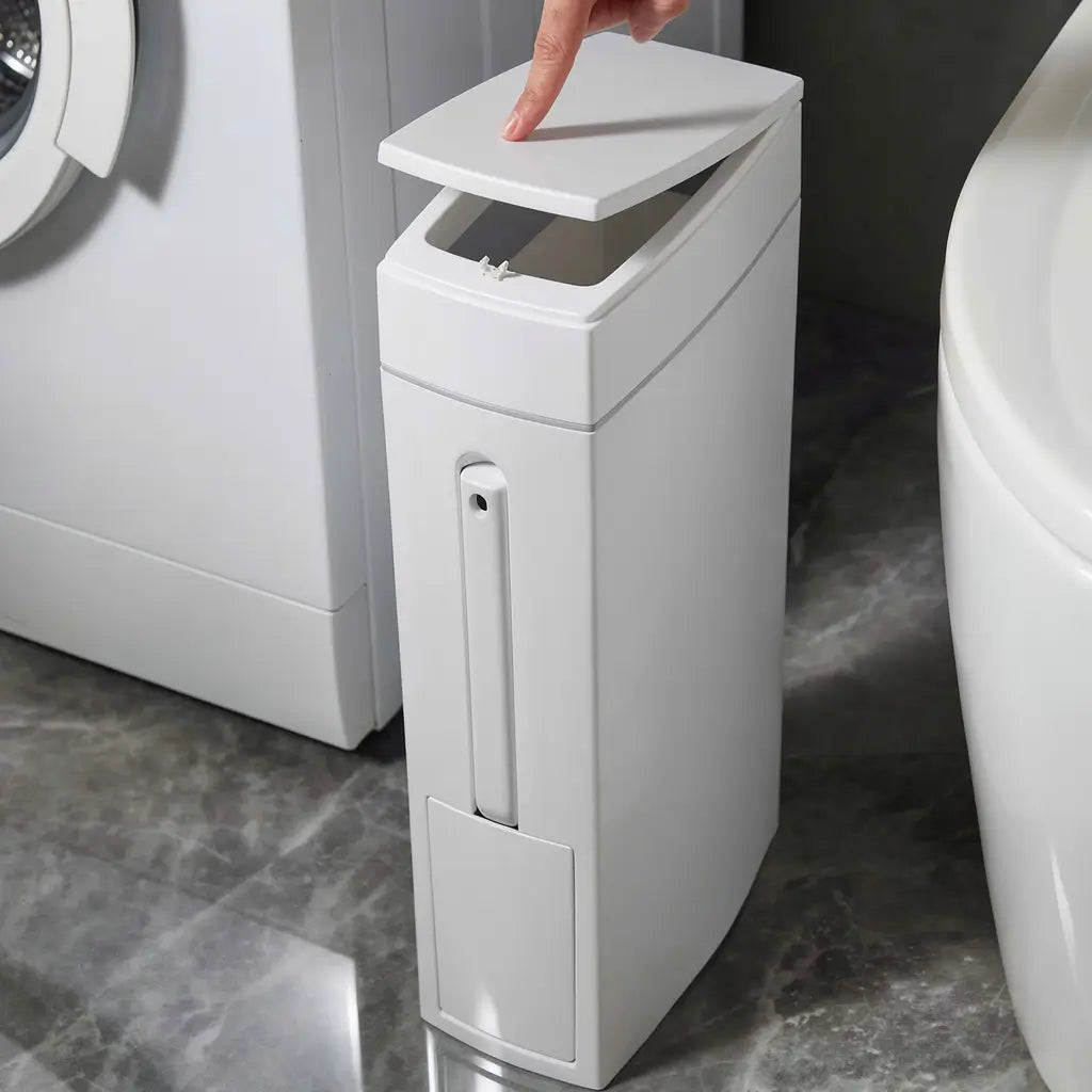 Visão lateral da lixeira slim de banheiro mostrando design fino e compacto ideal para encostar na parede