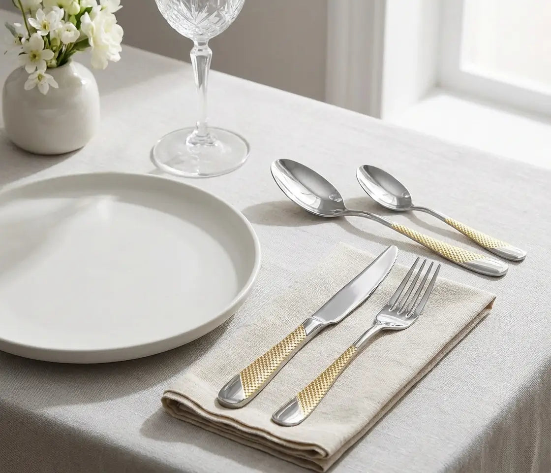 Detalhe do acabamento em dourado do cabo dos talheres, mostrando o design sofisticado e elegante