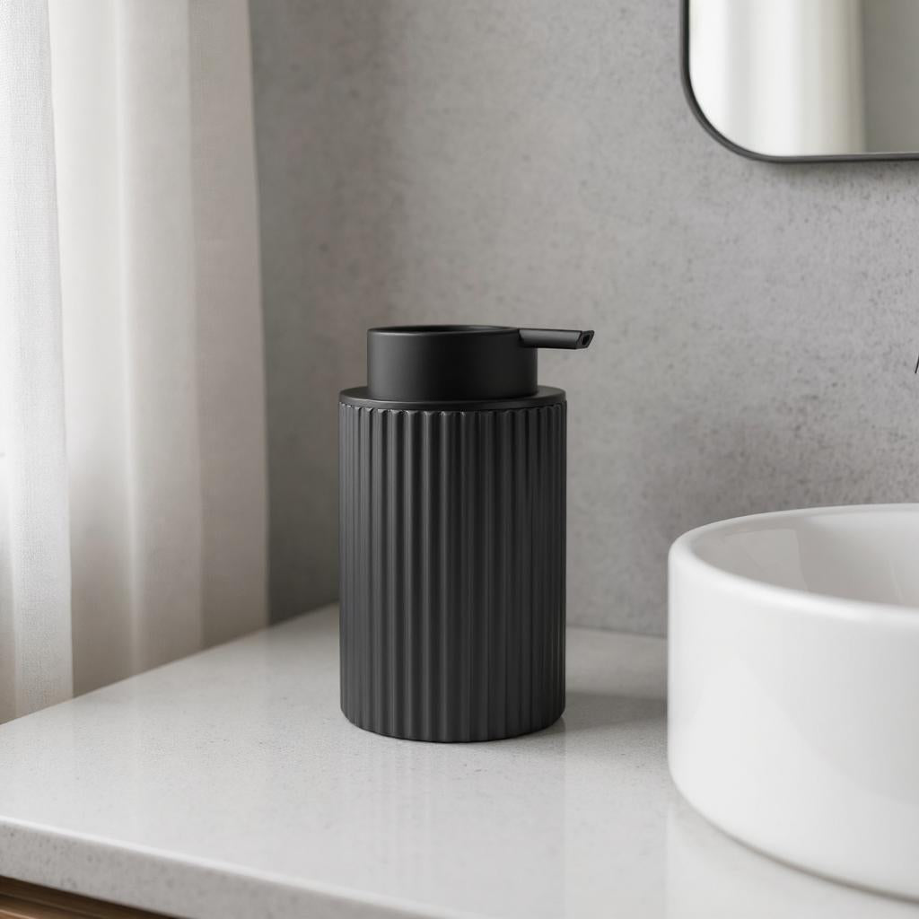 Dispensador manual luxuoso em metal polido, perfeito para ambientes modernos e sofisticados