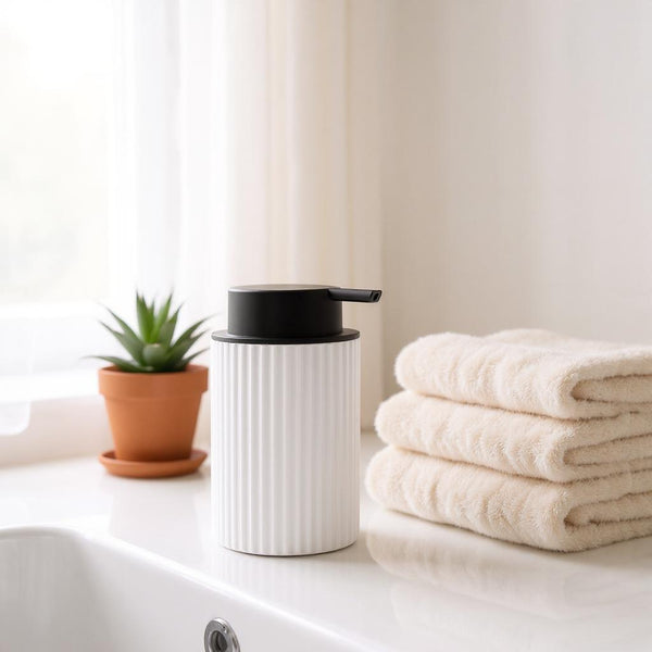 Dispensador manual de luxo com design elegante e acabamento sofisticado para banheiros requintados