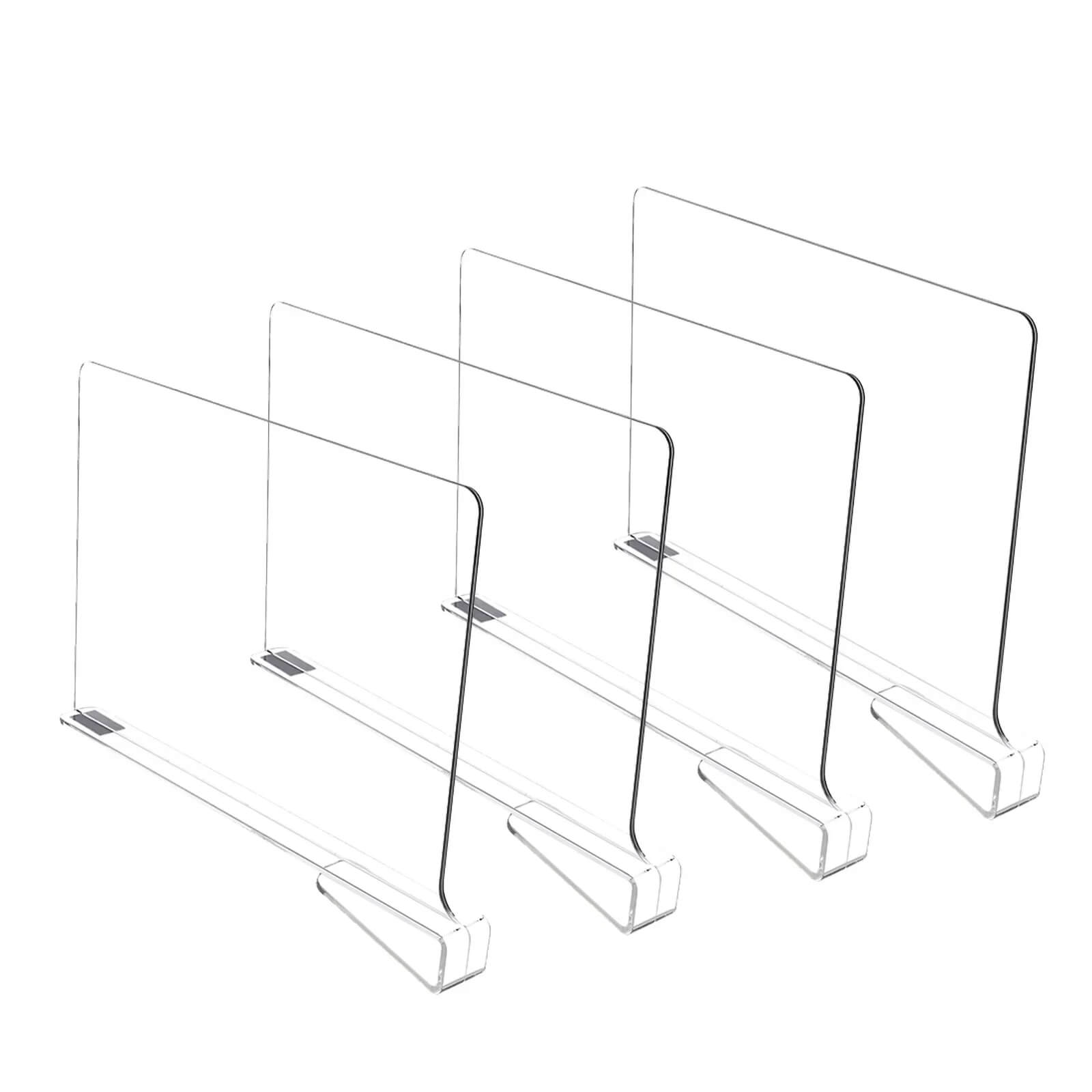 Divisores de prateleira transparentes sendo utilizados para separar itens na cozinha.