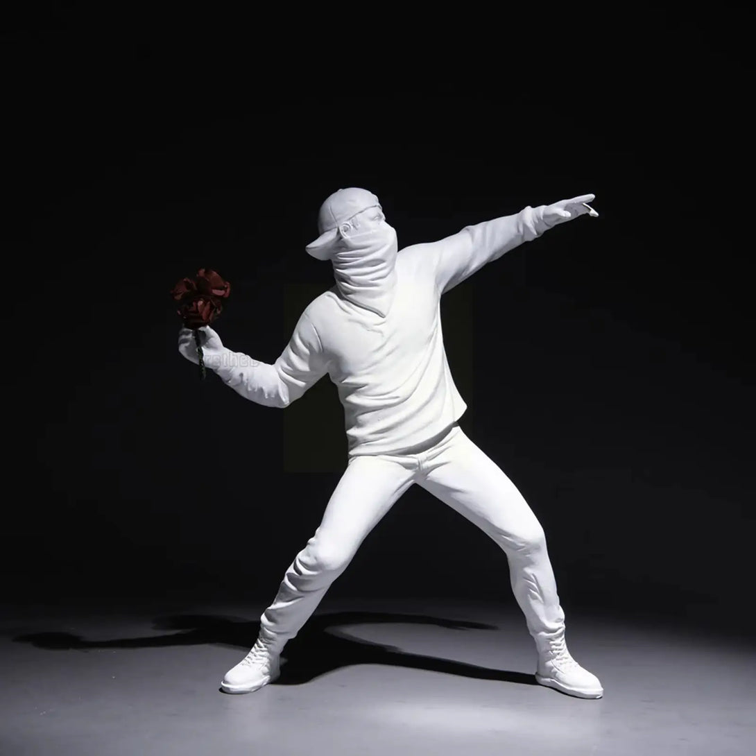 Escultura premium em resina de menino lançando flores, ideal para decorar espaços sofisticados