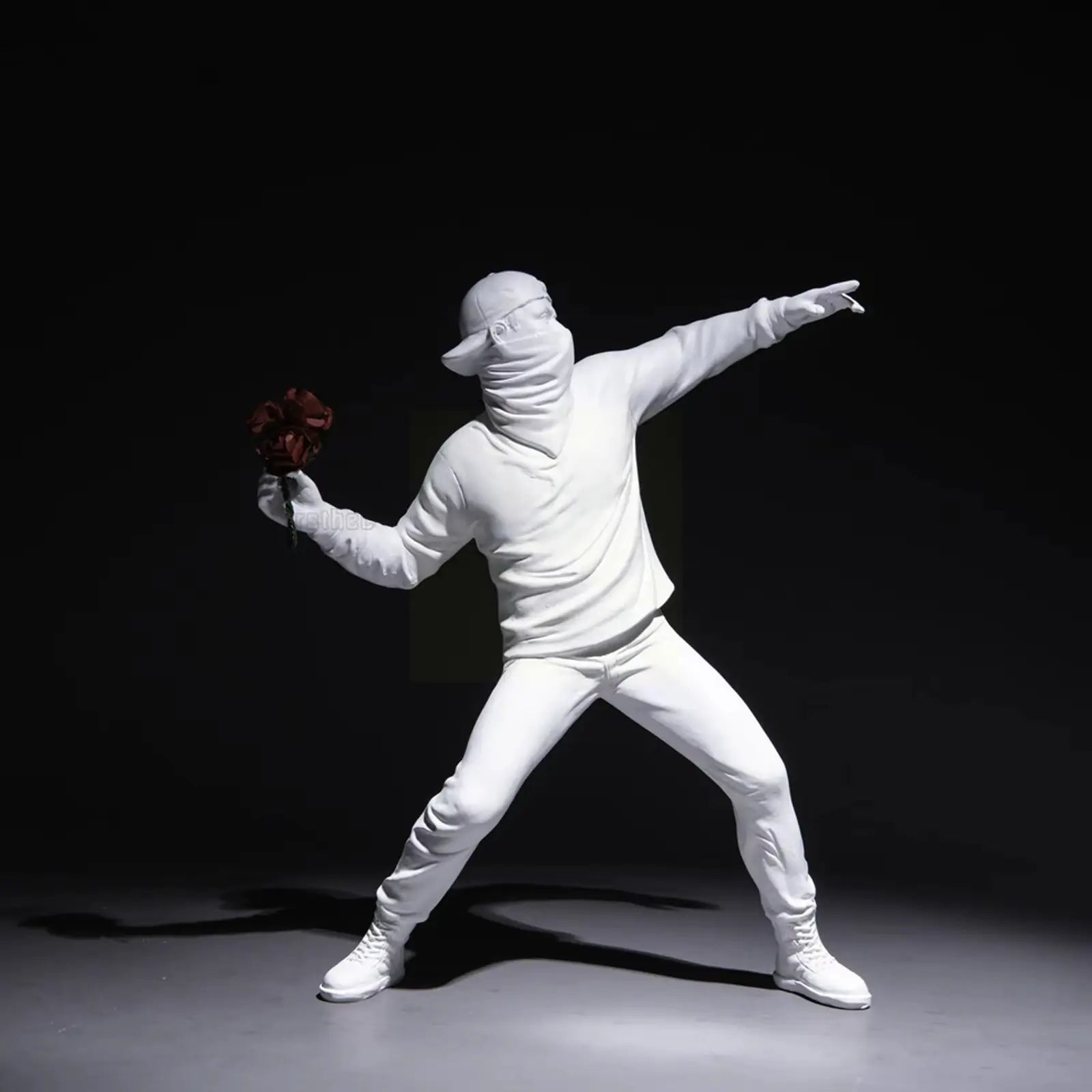 Escultura premium em resina de menino lançando flores, ideal para decorar espaços sofisticados