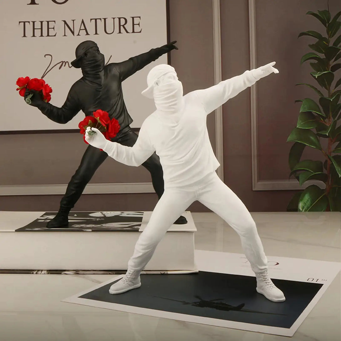 Escultura de resina menino lançador de flores, peça decorativa que traz leveza e poesia ao ambiente
