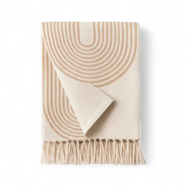 Manta de crochê decorativa com franjas, perfeita para criar um ambiente aconchegante.