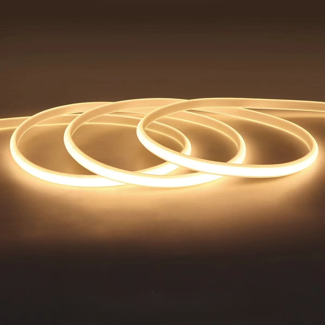 Close-up da tecnologia COB da Fita LED, exibindo seus 240 LEDs por metro para iluminação intensa e consistente.