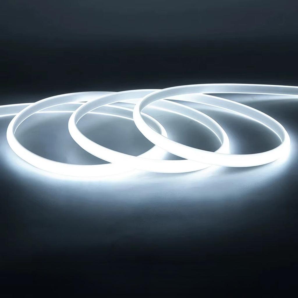 Fita LED COB IP67 instalada em ambiente externo, demonstrando sua resistência à água e poeira.