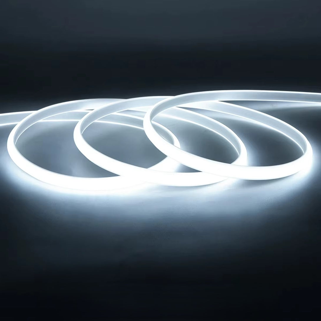 Fita LED COB IP67 instalada em ambiente externo, demonstrando sua resistência à água e poeira.